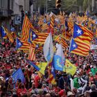 BARCELONA, 09/11 / 2021.- Cientos de personas participan en la manifestación convocada por la ANC en Barcelona con motivo del Día 11 de septiembre, que se traslada desde la plaza Urquinaona hasta la Estación de Francia, donde se ambienta el escenario para los parlamentos finales. EFE / Quique García