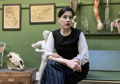 Evi Numen, conservadora del Viejo Museo de Anatomía del Trinity College, en Dublín.