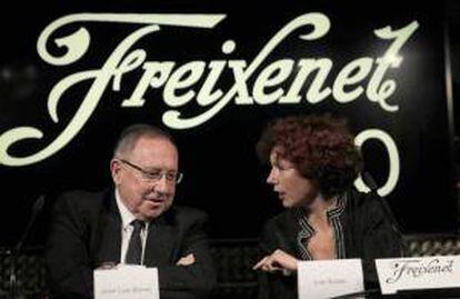 El presidente de Freixenet, Jose Luis Bonet (i), y directora de cine Icíar Bollaín (d), durante la presentación del anuncio de Navidad 2013.