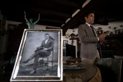 Pedro Jorge Marques, junto a un retrato de Morante de la Puebla.