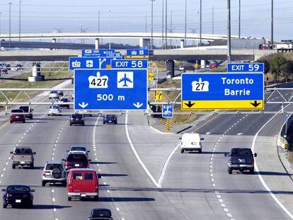 Tráfico en la autopista de circunvalación de Toronto (Canadá) 407 ETR, operada por Ferrovial. 