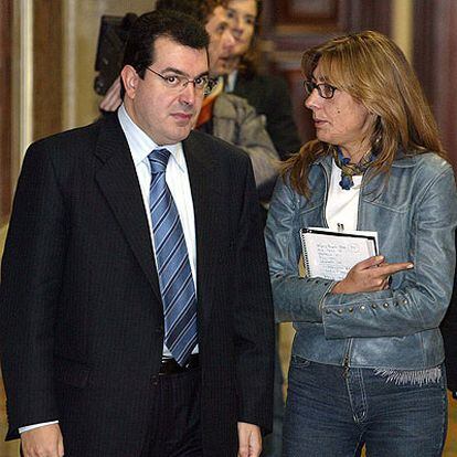 El comisionado de CiU Jordi Jané charla con una periodista en el Congreso.
