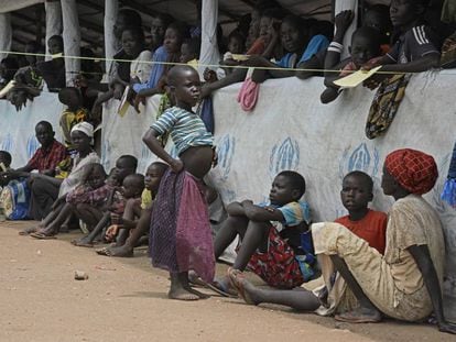 Refugiados de Sudán del Sur en el centro de acogida de Imvepi (Uganda) a la espera de ser registrados.