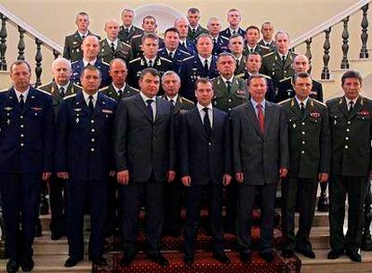 El presidente de Rusia, Dmitri Medvédev, reunido en el Kremlin con mandos militares que han participado en las operaciones de Osetia del Sur.