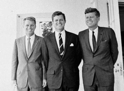 Robert, Edward y John Kennedy (de izquierda a derecha), fotografiados en la Casa Blanca en 1962.