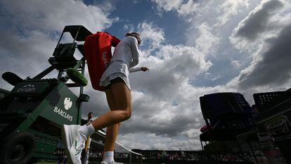 Victoria Azarenka accede a la pista antes de jugar contra Yuan Yue, este lunes en Wimbledon.