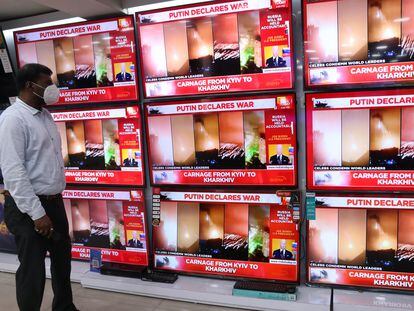 Un hombre sigue la guerra de Ucrania en los televisores de una tienda de Kolkata, India, el pasado 25 de febrero.
