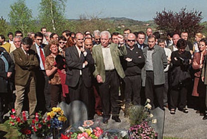 <b>CON EL PUÑO EN ALTO EN SU ÚLTIMO ACTO PÚBLICO.</b> El homenaje a su compañero Froilán Elespe, asesinado hace ahora un año en Lasarte, fue el último acto al que asistió Juan Priede (en la imagen, con el puño en alto). El acto se celebró el miércoles, en el cementerio de la localidad guipuzcoana.