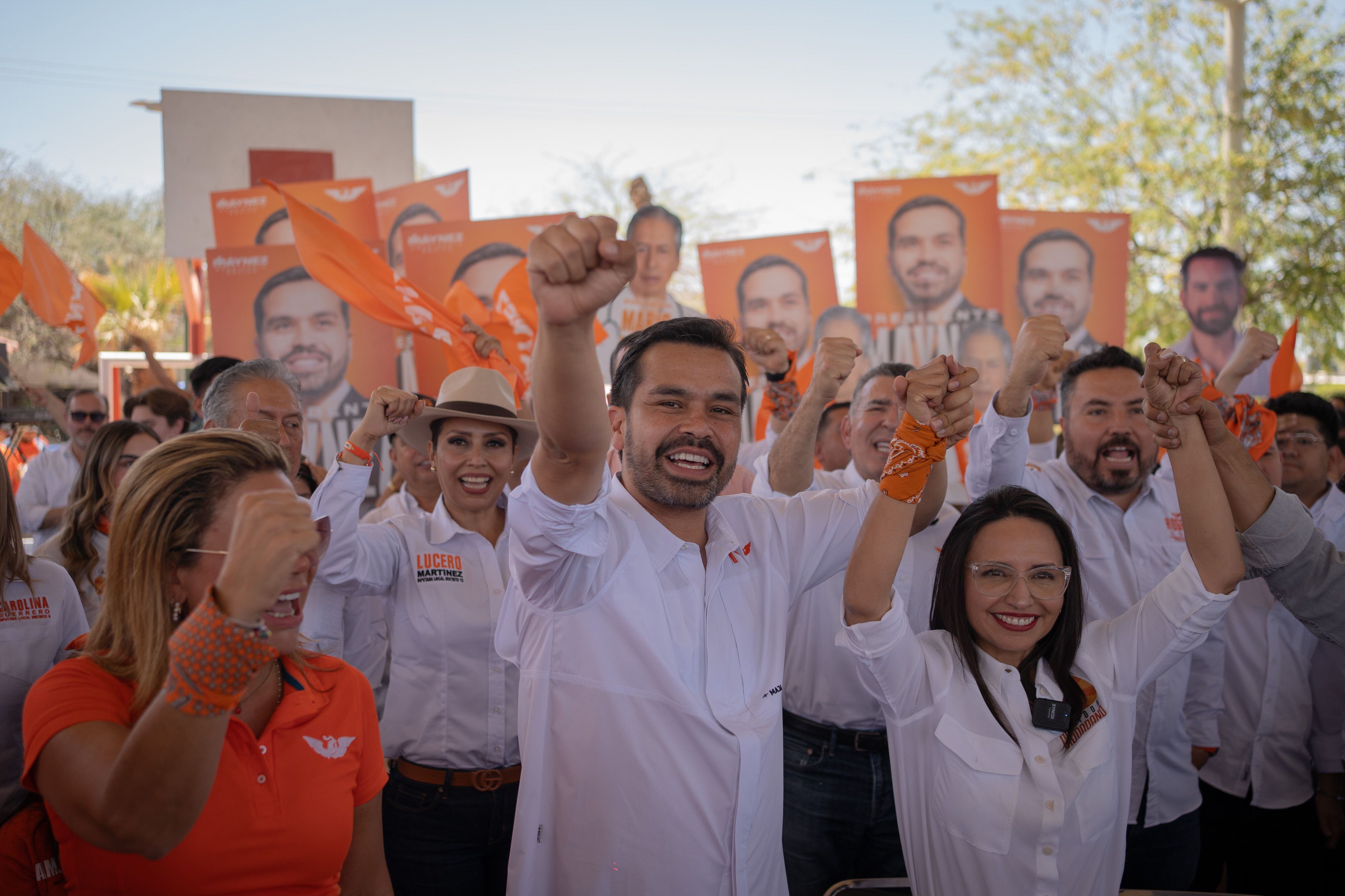 El candidato a la presidencia, Jorge Álvarez Maynez, junto con la candidata a la alcaldía de Hermosillo, Natalia Rivera.
