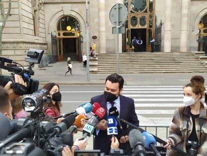 El abogado Jorge Albertini, que representa a la víctima de la violación múltiple de 'la manada de Sabadell', antes del juicio en la Audiencia de Barcelona.