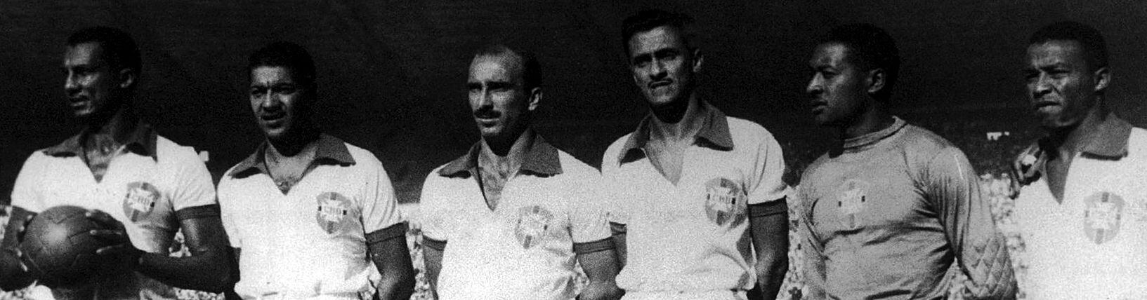Juvenal (segundo desde la izquierda), Barbosa y Bigode (los dos últimos) en la formación del equipo brasileño que enfrentó a Uruguay en el 'Maracanazo'
