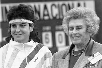 Junto a Arantxa Sánchez Vicario, tras proclamarse campeona de España en 1989. / EFE