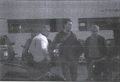 Demetrio Carmona (izquierda) junto a dos miembros de la red de falsos espías en Almería en 2013.