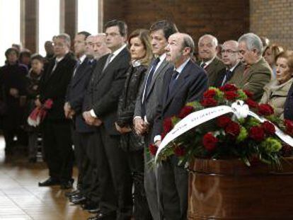 De derecha a izquierda, Rubalcaba, Javier Fern&aacute;ndez y F&aacute;tima B&aacute;&ntilde;ez, en el funeral.
