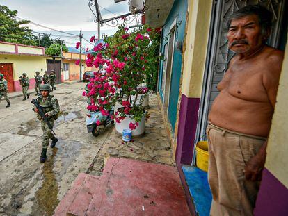 FRONTERA COMALAPA, CHIAPAS, 27SEPTIEMBRE2023.- Tras los enfrentamientos entre grupos delincuenciales que duraron más de tres semanas, unos 500 elementos del Ejercito Mexicano se desplegaron en los municipios de Frontera Comalapa, Motozintla y Chicomuselo donde se registraron enfrentamientos armados. El servicio eléctrico ha sido restablecido y también los servicios de telefonía. El teniente del XV Regimiento de Caballería Motorizada, Félix Moreno Ibarra, señaló que el comercio se ha reactivado y las carreteras que permanecían bloqueadas, ha sido liberadas. FOTO: TOÑO AGUILAR/CUARTOSCURO.COM