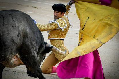 Sergio Serrano recibió de rodillas a su primer toro, en la puerta de chiqueros.
