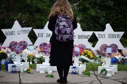 Una niña, frente al improvisado memorial instalado junto a la sinagoga atacada.