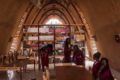 Library and reading room of the Kamanar school, where you can see the vaulted design present throughout the complex.  “The most common material in the area is earth and in this region of Casamance it is interesting to use it in construction because it has between 20% and 30% clay, which is an excellent natural binder,” says David García.  “However, due to its fragility, the best solution was the catenary curve.  Ground vaults are widely used in Africa and are part of vernacular architecture.  “It was an exercise in rigor and respect for the resistance of the material, not a gesture or the stroke of an architect.”