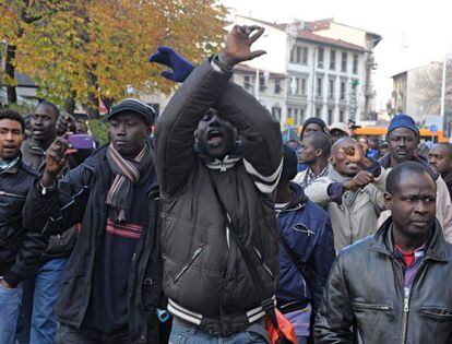 Inmigrantes senegales protestan tras el suceso.