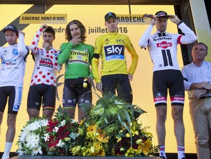 Yates, De Gendt, Sagan, Froome y Dumoulin depositan en el podio las flores tras el minuto de silencio por las v&iacute;ctimas de Niza.