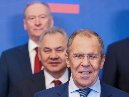 El ministro de Asuntos Exteriores de Rusia, Serguéi Lavrov, el ministro de Defensa, Serguéi Shoigu, y el secretario del Consejo de Seguridad, Nikolai Patrushev, antes de una reunión en Ereván, Armenia, el pasado 23 de noviembre.