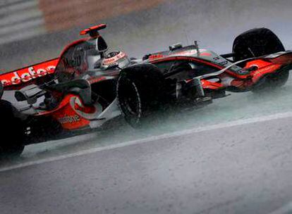 Alonso gira en una de las curvas del circuito bajo una intensa lluvia.