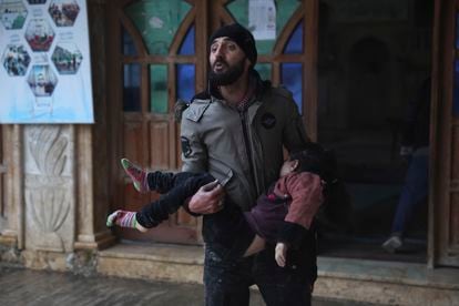 Un hombre traslada el cadáver de una niña fallecida por el terremoto en la ciudad siria de Azmarin, este lunes. 