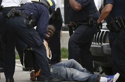 Baltimore vivió en abril varias noches de disturbios tras la muerte bajo custodia policial de un joven afroamericano, Freddie Gray. 5.000 policías y 1.500 soldados fueron movilizados para hacer frente a una protesta racial con disturbios, incendios y pillaje. | <a href="http://internacional.elpais.com/internacional/2015/04/28/actualidad/1430247137_953444.html" target="blank"> IR A LA NOTICIA</a>
