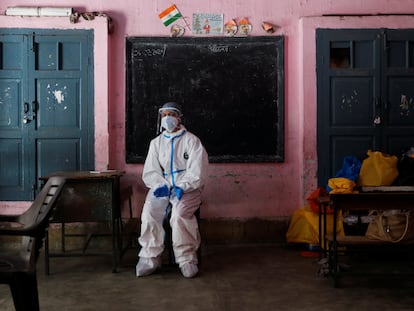 Una trabajadora sanitaria descansa dentro del aula de una escuela que se convirtió en un centro para realizar pruebas de covid-19 el 22 de junio de 2020.