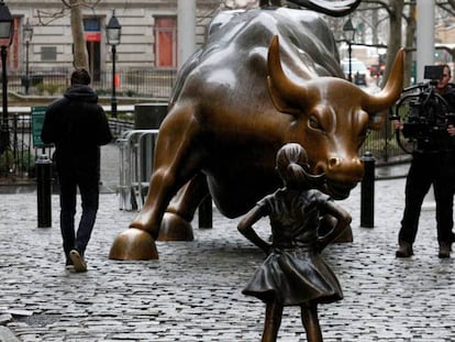 Las dos estatuas enfrentadas en el distrito financiero en Manhattan