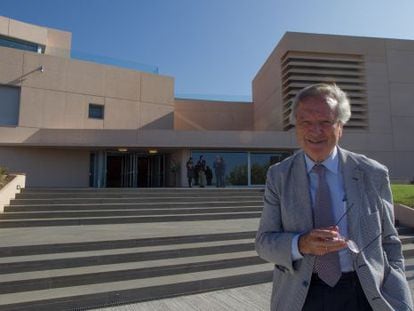 Rafael Moneo en la entrada del Museo de la Universidad de Navarra.