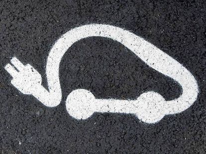 S&iacute;mbolo que indica un punto de recarga para coches el&eacute;ctricos.