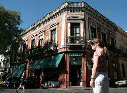El bar El Borrego, en el cruce de las calles Defensa y Humberto Primo, en el barrio de San Telmo de Buenos Aires.