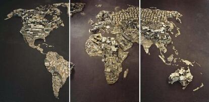Detalle de 'Mapamundi', obra realizada por Vik Muniz a partir de residuos tecnológicos.