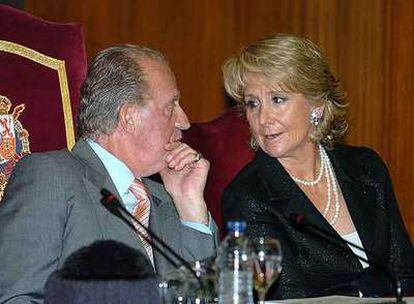 Don Juan Carlos y la presidenta de la Comunidad de Madrid, Esperanza Aguirre, durante un acto público en junio del año pasado.