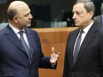 Pierre Moscovici, comisario de Asuntos Econ&oacute;micos, conversa con Mario Draghi, presidente del BCE.