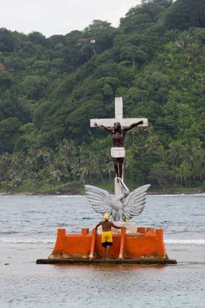 La cruz de cemento del Cristo Negro de los Corales.