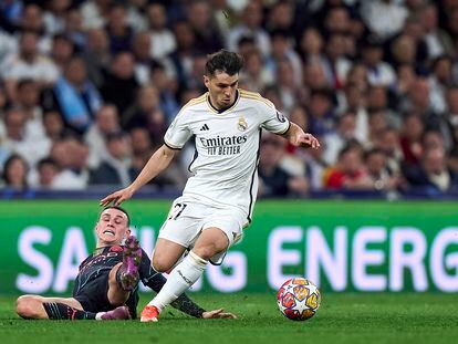 Brahim escapa de una entrada de Foden en la ida de los cuartos de la Champions la semana pasada.