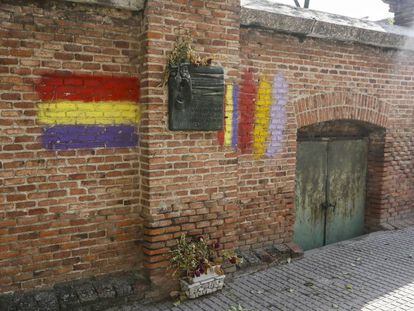 Puerta de entrada al osario republicano en La Almudena.