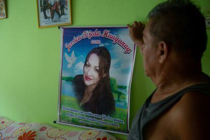 El padre de Jesica muestra la foto de su hija asesinada.