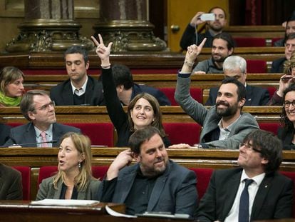 Marta Pascal levanta la mano en una sesi&oacute;n del Parlament.
