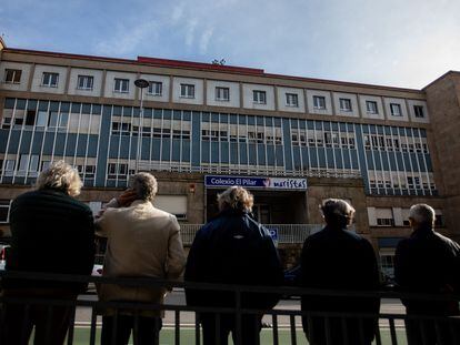 Exalumnos del Colegio El Pilar de los Maristas en Vigo, delante del centro educativo donde denuncian que sufrieron abusos sexuales cuando eran menores por parte de profesores religiosos.