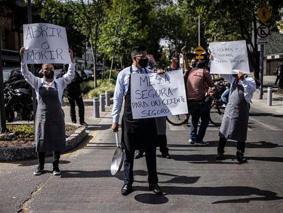 Trabajadores de restaurantes se manifiestan para pedir la reapertura, en enero en Ciudad de México.