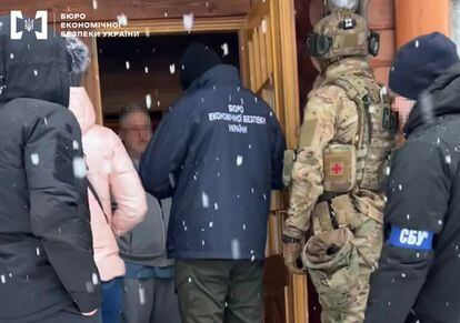 Momento del registro de la casa del empresario ucranio Igor Kolomiski, el 1 de febrero, en una imagen distribuida por la Oficina de Seguridad Económica.