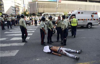  La polic&iacute;a rodea el cuerpo de un hombre asesinado en Caracas, en 2012