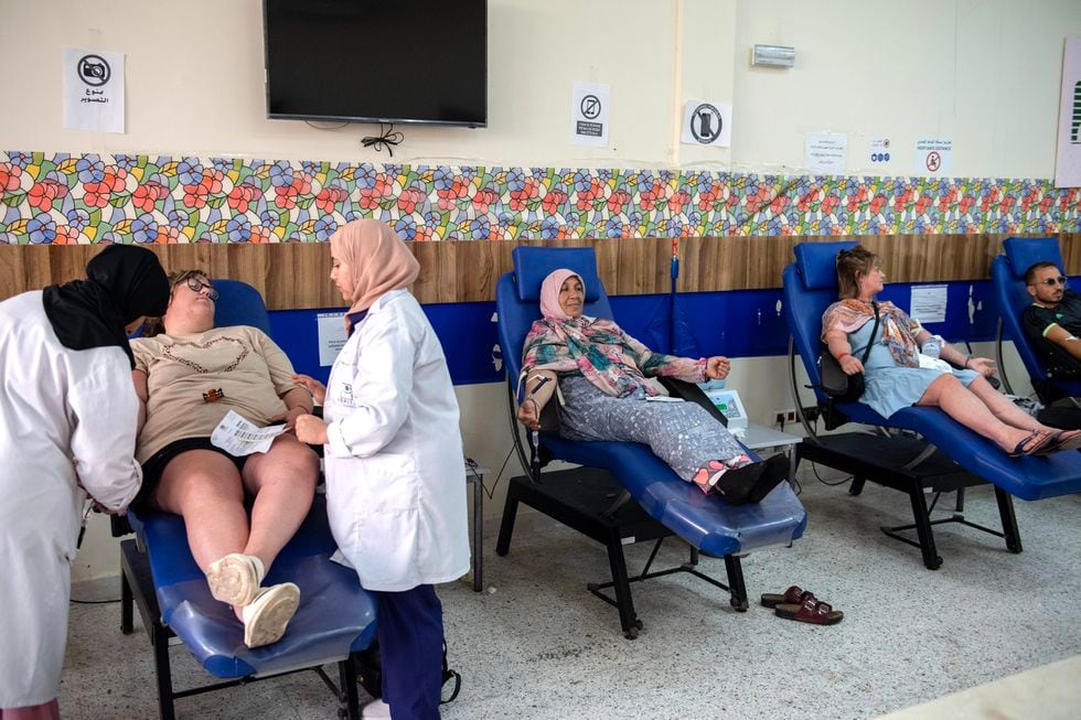 Varias personas se encuentran en el interior de un centro de transfusión para donar sangre para las víctimas del terremoto en Marraquech, Marruecos, este lunes. 