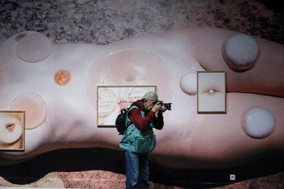 Un hombre fotografía la obra de Prue Stent & Honey Long (Australia, 1993) en la exposición 'Gran final mundial', de PHotoEspaña 2018.