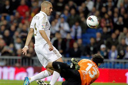 Benzema remata ante la salida del portero Diego López.
