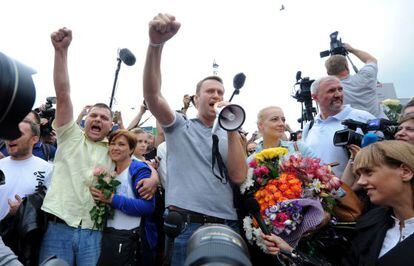 Navalni, acompañado por su esposa, se dirige a los partidarios que le han  recibido en la estación de Moscú. 