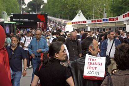 Visitantes de la Feria del Libro de Madrid, ayer en el parque de El Retiro.